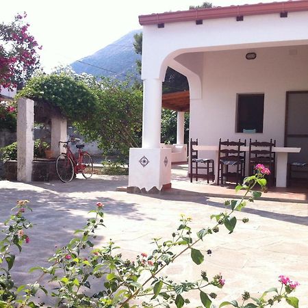 Villa By The Vulcano - 70Mq Plus Large Garden And Patio Екстериор снимка