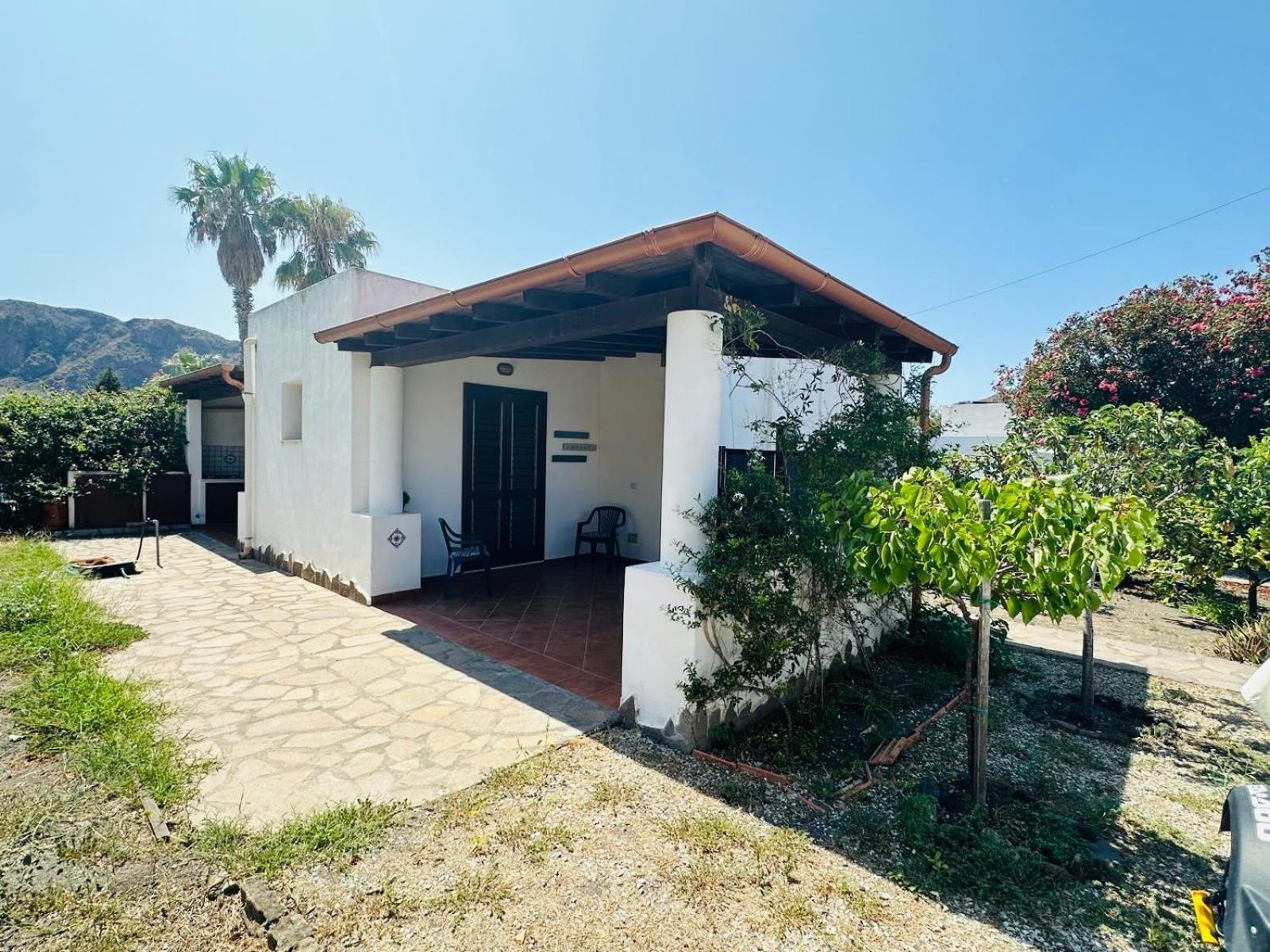 Villa By The Vulcano - 70Mq Plus Large Garden And Patio Екстериор снимка